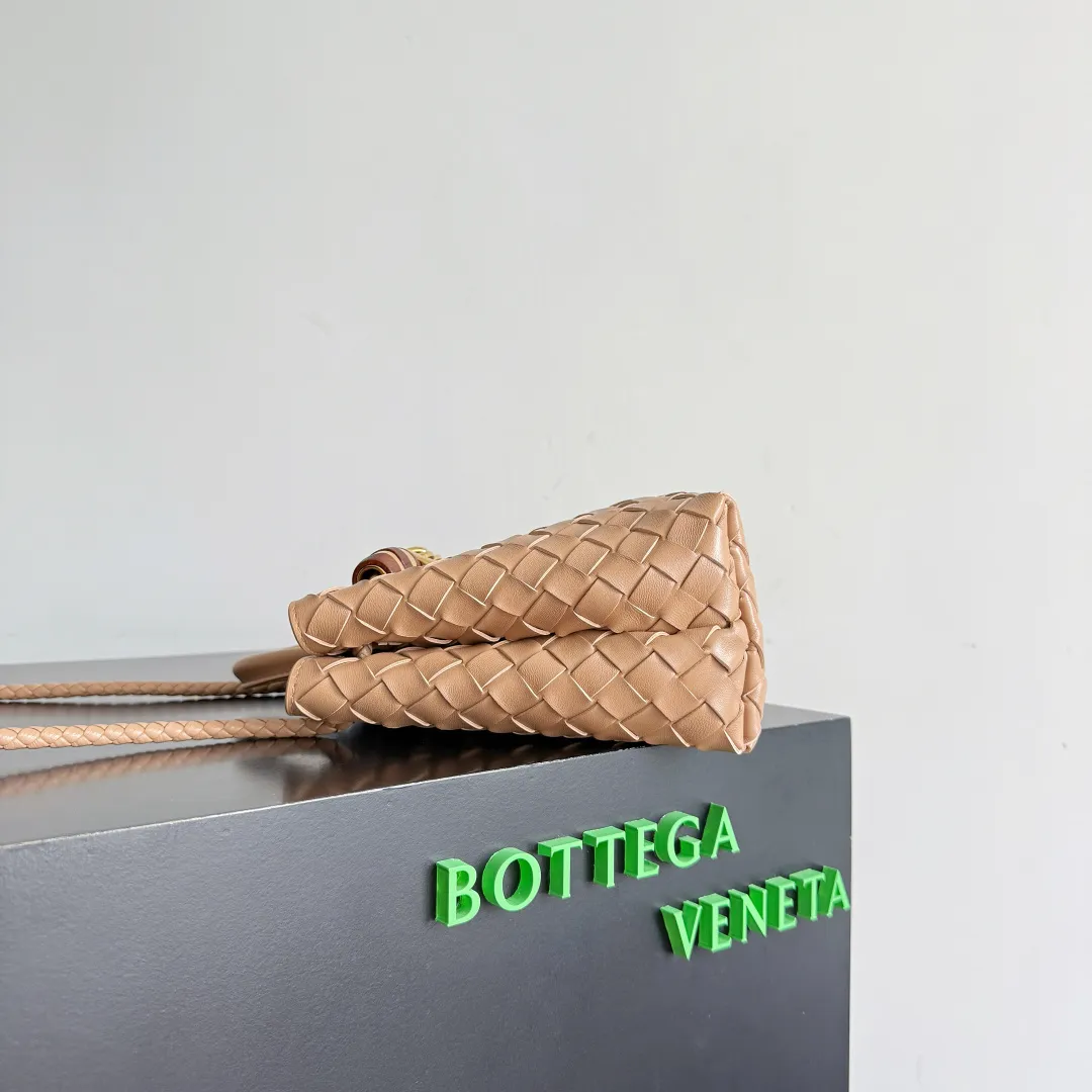 The new Andiamo batch of 3060 BV is shipped‼ ️The classic intercciato weaving process is used to create a soft bag, the metal knot is made of micro-cast aluminum using jewelry technology🪢, and the decorative beads are made of metal and hand-polished oak, allowing you to jump repeatedly between elegance and fun💃, making it unpredictable. Classic and versatile, it shows off your temperament, and the bag has a large capacity, making it very convenient for daily commuting! It has a variety of carrying methods, the shoulder straps can be adjusted by yourself, the original lambskin feels soft and delicate, and the unisex style breaks gender boundaries and brings a more practical and long-lasting use experience. The Andiamo, which has both elegant and casual styles, perfectly interprets the "fashionable old money style". Style number: 743568+wood hardware Color: new light brown Size: 25*22*10.5cm
